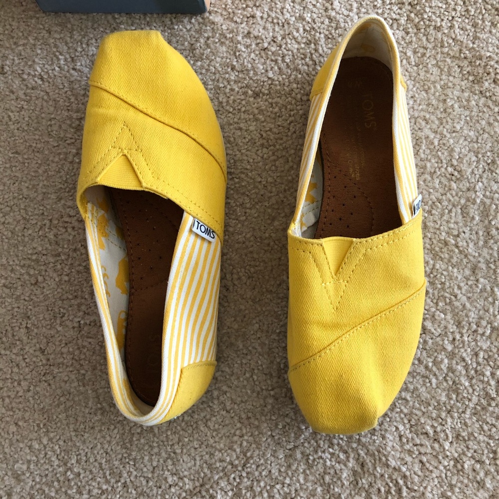 Yellow TOMS - Picture 5 of 7
